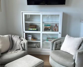 Newly built, 2-bedroom loft, high desert sunsets & mountain peaks, A/C and Wifi - Redmond - Living room
