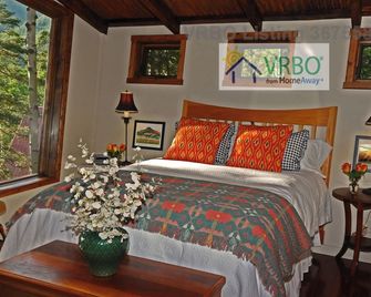 Laid-Back Luxury Chalet, great location near Pioneer beginner lift - Arroyo Seco - Bedroom