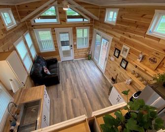 Tiny Cabin Country Escape - Pets Stay Free! - Georgetown - Living room