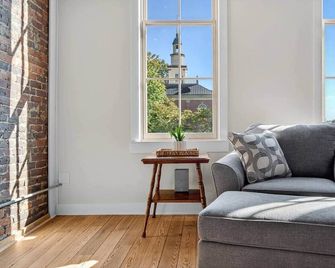Sleeps 6. Two Downtown Lofts Combined. - Fayetteville - Sala de estar