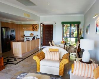Beautiful Ocean Views in the Heart of Port Douglas | 2 Bedroom Luxury Villa - Port Douglas - Living room