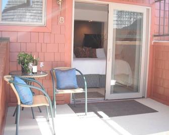 #8 Hotel Room - very small - w\/ peek lake views, access to dock & beach - Tahoe Vista - Terasa