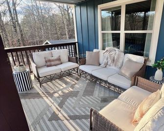 Spacious 5-bedroom rustic retreat on 10 acres in charming Dallas - Dallas - Balcón