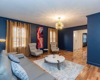 Upscale 4 bedroom villa with large fenced backyard - Raleigh