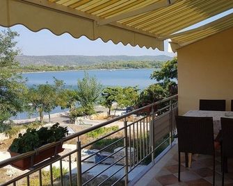 Apartments by the sea Veli Rat, Dugi otok - 437 - Veli Rat - バルコニー