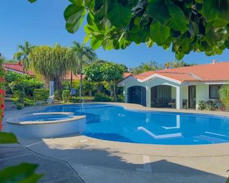 Green Life #3 2 bed 2 bath Ground Floor Condo - Playa Matapalo - Piscina