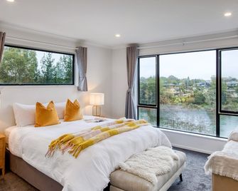 Wonderful River View - Sunset Deck Retreat - Hamilton - Bedroom