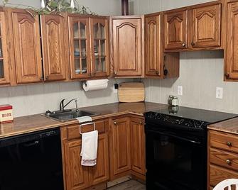 Riverview Retreat Apartment, minutes to Hatfield and McCoy Trails, State Park - Chapmanville - Cocina