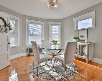 Stylish Apartment Near Downtown, Highways, Boston - North Andover - Dining room