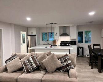 Marmora Hideaway - Lake front - Marmora - Living room