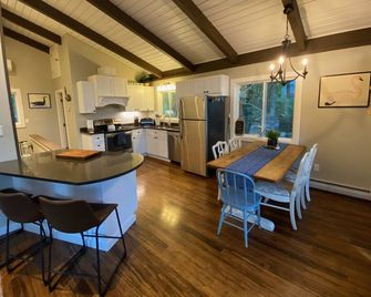 White Mountains Waterfront Chalet w/ Private Beach - Madison - Cuisine