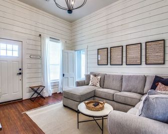 Adorable Downtown Aubrey Home - Sleeps 7 - Aubrey - Living room