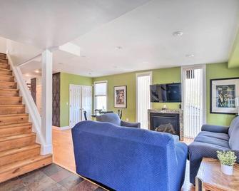 Ideally Located DC Home with Pool Table and Patio - Washington, D.C. - Wohnzimmer