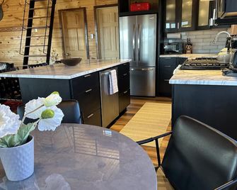 Secluded Cabin with Breathtaking Views on 3 Acres - Jefferson - Kitchen
