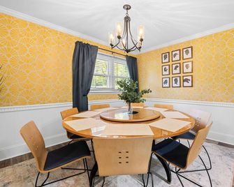 Spacious Family Retreat - Game Room - Sunroom - 10 minutes to NC Zoo - Asheboro - Dining room