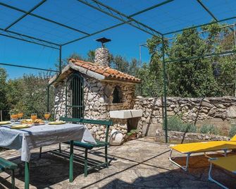 Four-Bedroom Holiday Home In Zaboric - Zaboric - Patio