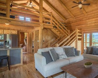 Remote Mountain Cabin with Incredible Views - Superior - Living room
