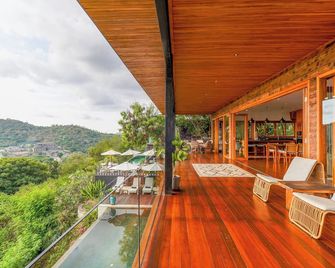 Paradise Garage Komodo Villa - Labuan Bajo - Balkon