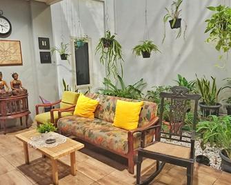 Manggolo Homestay Syariah - Yogyakarta - Living room