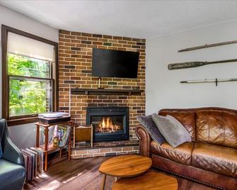 Lovely Lake House + Wifi + Coffee + Kayaks + Views - Saint Croix Falls - Living room