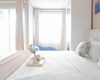 Homey Living and Well Designed Studio Room at Royal Sentul Park Apartment - Babakan Madang - Slaapkamer