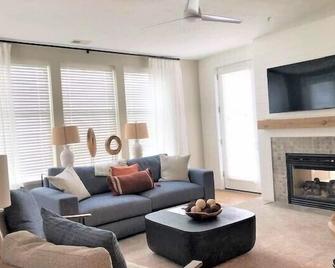 Newly Remodeled Luxurious Condo w/two Balconies overlooking Marina and Harbor - 러딩턴 - 거실