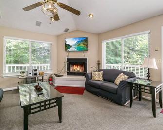 The Lookout (Dog-Friendly) - Smithville - Living room