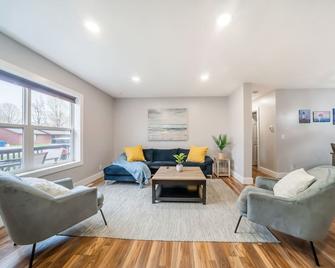 Family-Friendly Beach Getaway by Lake Erie, Beaches with King Bed - Vermilion - Living room