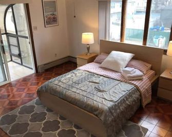 Spacious 7 Bed, 3 Bath Spanning Two Separate Floors. Close To Nyc 30 Day Minimum - Secaucus - Bedroom