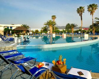 Kinetta Beach Resort & Spa - Kineta - Piscine