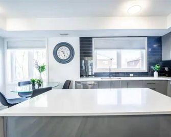 Stylish 2BR Suite with Parking Only 5 Mins to The Falls - Niagara Falls - Kitchen