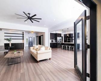 Country Living at it's Best. - Cottonwood - Living room