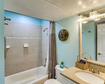 Balcony w/ Ocean View! North Beach 2nd-Floor Condo - Corpus Christi - Badrum