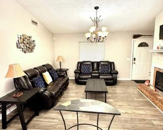 3-bedroom house in charming Fitzgerald with WiFi, AC. Enjoy your stay. - Fitzgerald - Living room