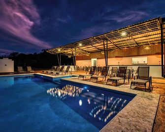 Modern Lakeview Home with Hot Tub - Tronadora - Piscina