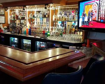 Travelodge by Wyndham Milwaukee - Milwaukee - Bar