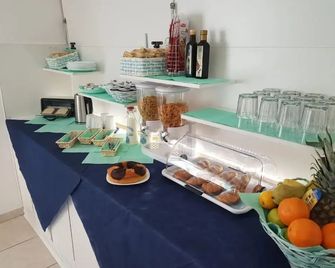 Hotel Daisy - Сан-Джованні-Лупатото - Buffet