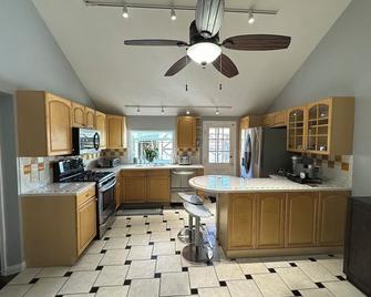 Charming 3-Bed, 2-Bath House in North Hollywood - Los Angeles - Phòng bếp
