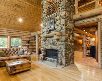 Secluded Executive Log Cabin Lodge with 68 ft Pool on 102 acres - Fulton - Sala de estar