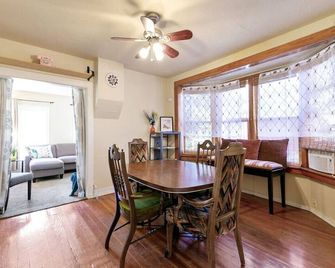 Retro Retreat-Creekside in Downtown Golden - Golden - Dining room