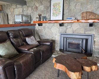 Inlet View Cottage in North Kenai - Kenai - Living room