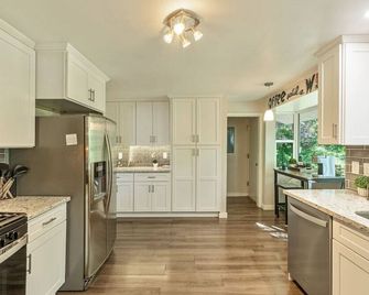 Luxe Sugarhouse View | Massage | Backyard | Arcade - Salt Lake City - Kitchen