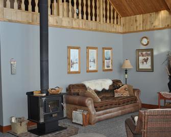 Chief Mountain Lodge where prairie meets the mountains. 15 min. from Waterton - Mountain View - Living room