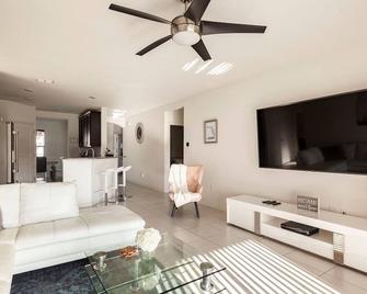 Modern 4 Bdr Home near Tradition Town Center - Port St. Lucie - Living room