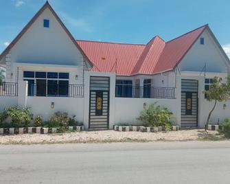 5 minutes to the beach! Family-sized house with a swimming pool. - Jambiani - Bâtiment