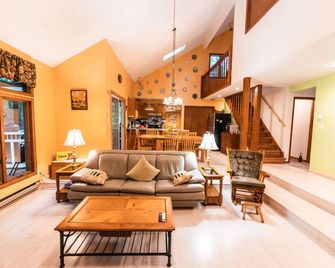 GreatRoom, soaring ceilings, window walls,F/Place Just what you are looking for. - Bushkill - Living room