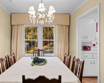 Tranquil 3-bedroom farmhouse in Dalton with all you need - Dalton - Ruokailuhuone