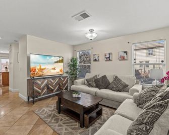 Peaceful house next to the park - close to airport - סקרמנטו - סלון