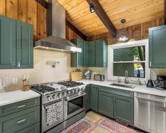 Glenwood Springs Mountain Getaway with Hot Tub and Riverfront - Glenwood Springs - Kitchen