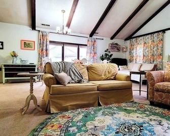Large 1 Br Cottage, King Bed On The Lake - Paw Paw - Wohnzimmer